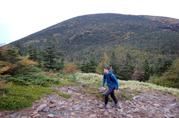 モンベルのクリマグリッドパーカの蒸れにくさを行動中にレビューする登山者
