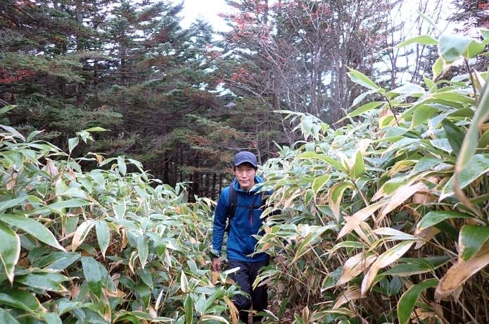 モンベルのクリマグリッドパーカの速乾性をレビューする登山者