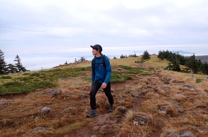 モンベルのクリマグリッドパーカを秋山でレビューする登山者