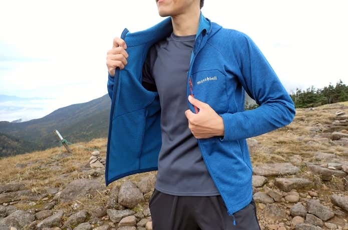 モンベルのクリマグリッドパーカの着心地をレビューする登山者