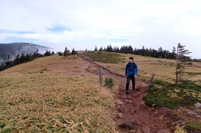 モンベルのクリマグリッドパーカをレビューする登山者
