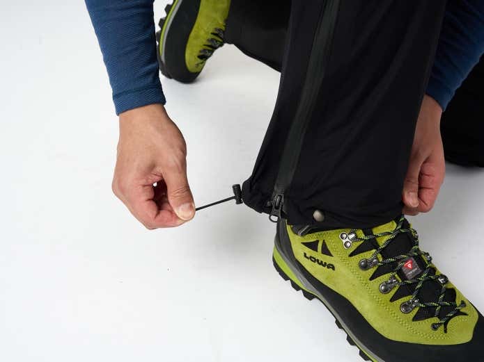 裾を絞れるドローコード付き