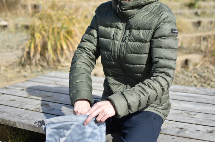 FORCLAZ ダウンジャケット TREK 500 メンズ　休憩中イメージ