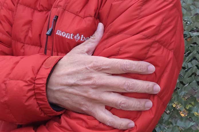 表地を触る様子