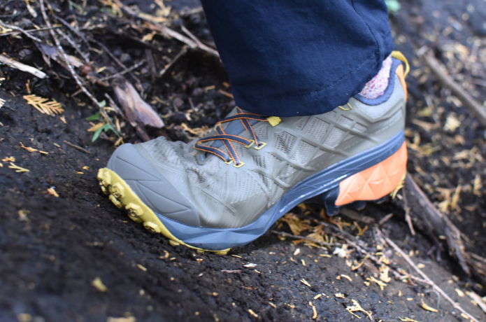 スポルティバ「アキラ II GTX」湿った路面での歩行