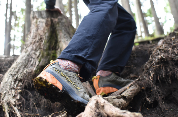 登山をしている人の足元