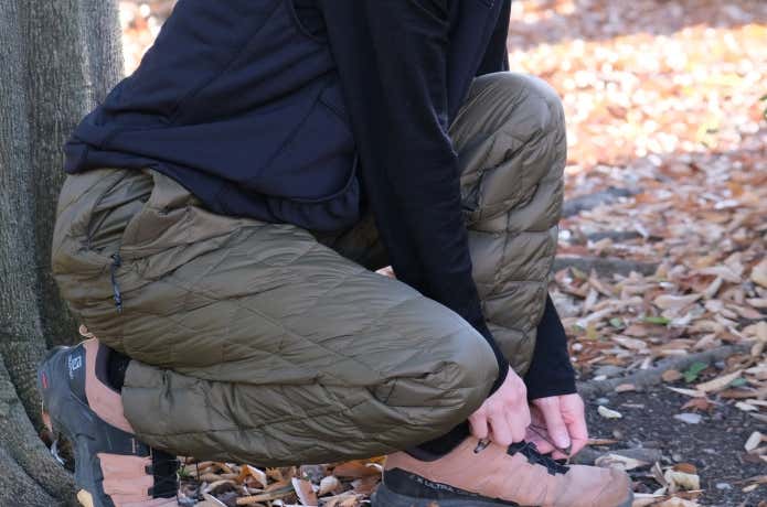 マウンテン アクティブライト ダウンパンツ アウトドアシーンで着用