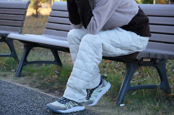 マウンテン ダウンパンツ アウトドアシーンで着用