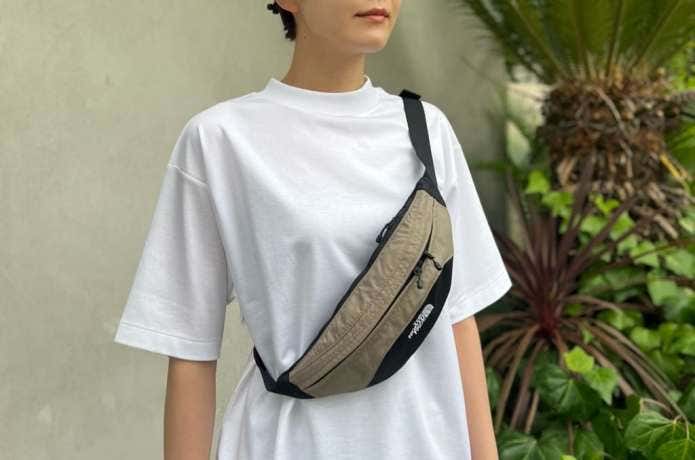 ザ・ノース・フェイスのウエストバッグを着用している人