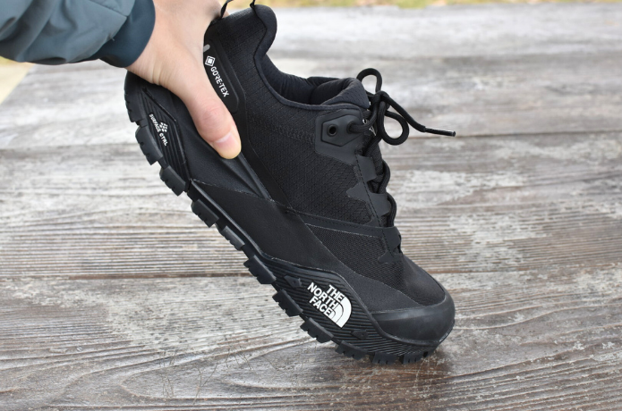 ザ・ノース・フェイス「オフトレイルハイク ゴアテックス」の硬さ