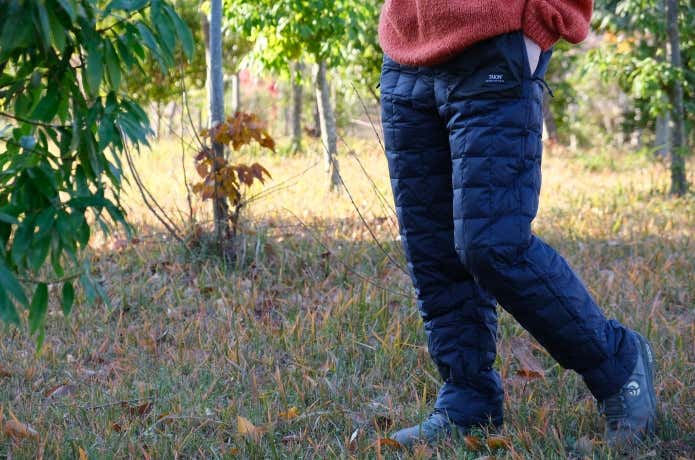 マウンテンライトダウンパンツ アウトドアシーンで着用