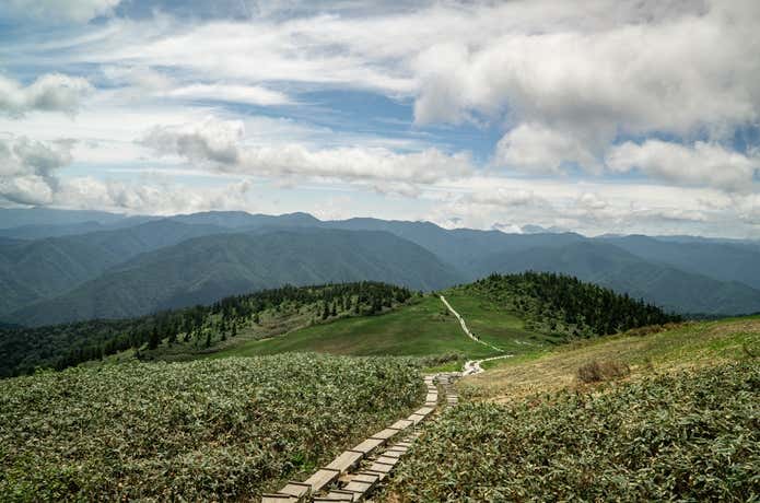 山頂や中門岳方面から望む景色