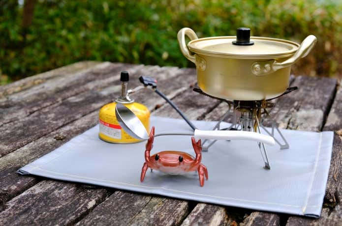 おたまを持ち上げるカニさん