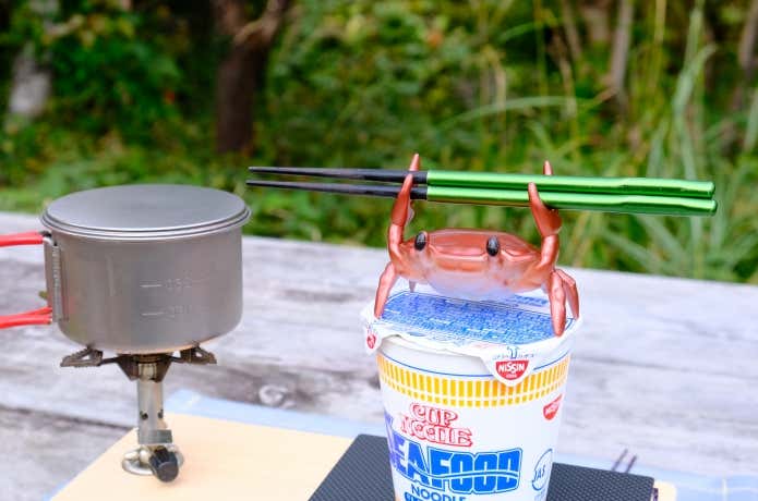 カップラーメンの上に置いた「カニ型カップラーメンタイマー」