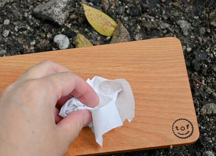 登山ロールでテーブルを拭く