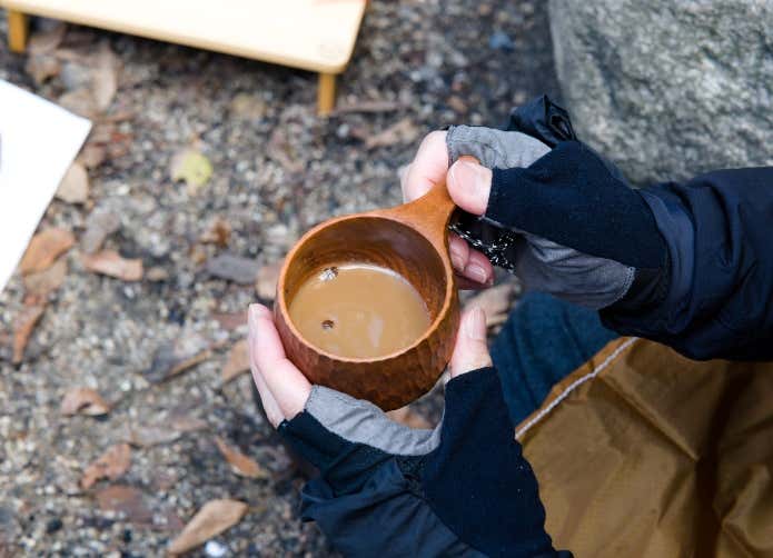 山でコーヒーを飲む人