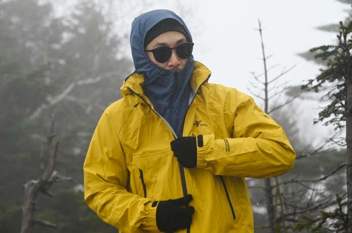 ミューラップフーディの上にアウターシェルを重ねる