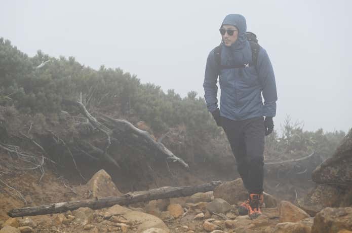 ミューラップフーディを着てガスの山を登る