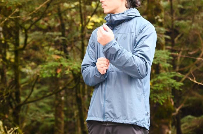 ファイントラックの「ミューラップフーディ」を着用する人