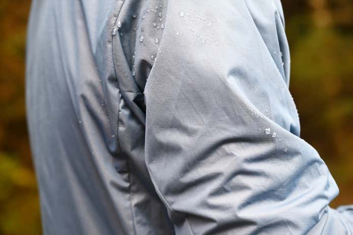 水滴がついたミューラップフーディ