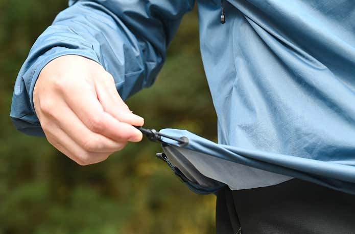 ミューラップフーディの裾ドローコード