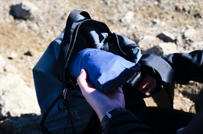 ミューラップフーディをバックパックに入れる