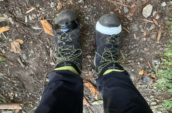 左：自己融着テープ／右：テーピングテープ