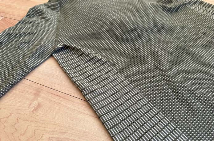 脇腹部分は通気性と横方向の伸縮性を高める編み方になっている