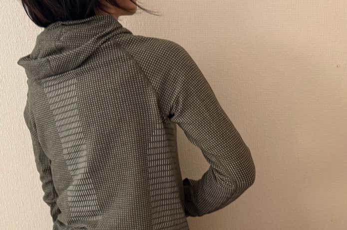 身頃や肩、袖まわりは絶妙なフィット感を得られるよう計算された編み方