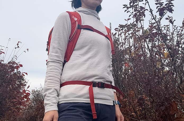 ワッフルウールフーディを着用する女性