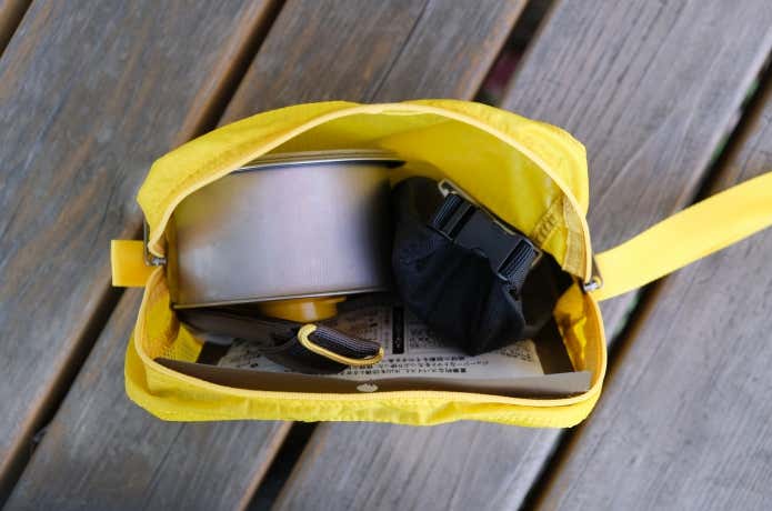 モンベル　メッシュケース S　調理器具一式　歯ブラシや日焼け止めを収納した様子