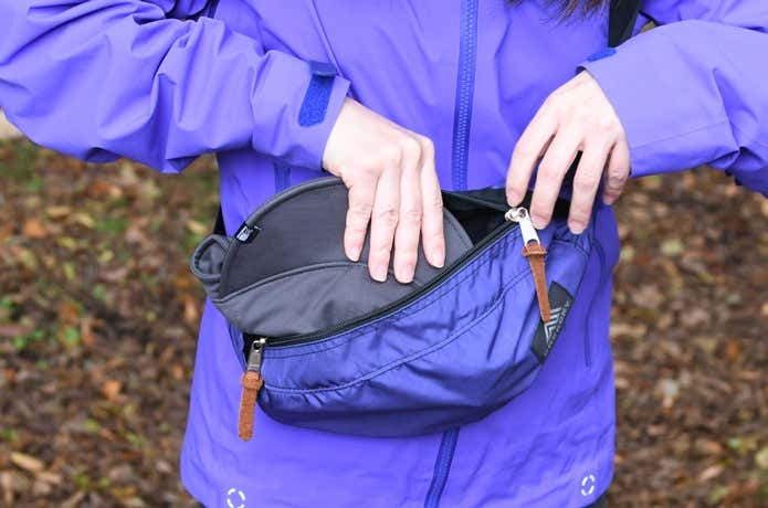 カリマーのウォームイヤーカバーキャップを折りたたんでウエストバッグに入れるところ