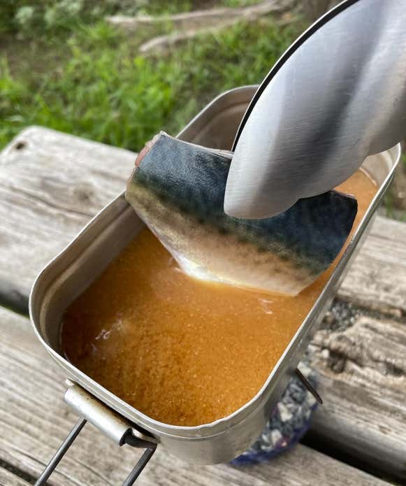 ①煮汁を作るメスティンに水・酒・みりん・しょうゆ・砂糖・生姜・味噌を入れて、中火で加熱する。