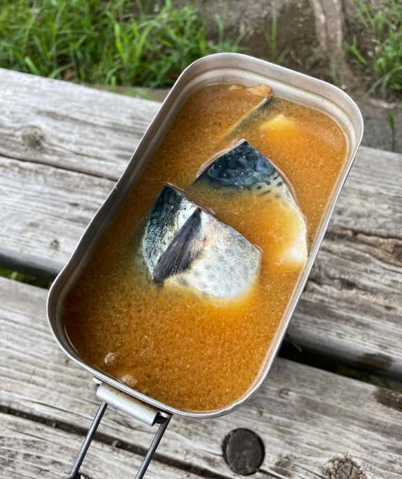 ②さばを入れる煮立ったら、鯖を皮目を上にして入れる。アルミホイルで落とし蓋をして、中火で8分煮込む。