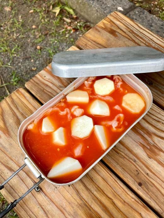 ①皮をむいた里芋と豚肉を食べやすい大きさに切る。

②メスティンに洗ったお米、コチュジャン、しょうゆ、酒、みりん、砂糖を入れ、内側のリベット（丸い突起）の中心まで水を加える。