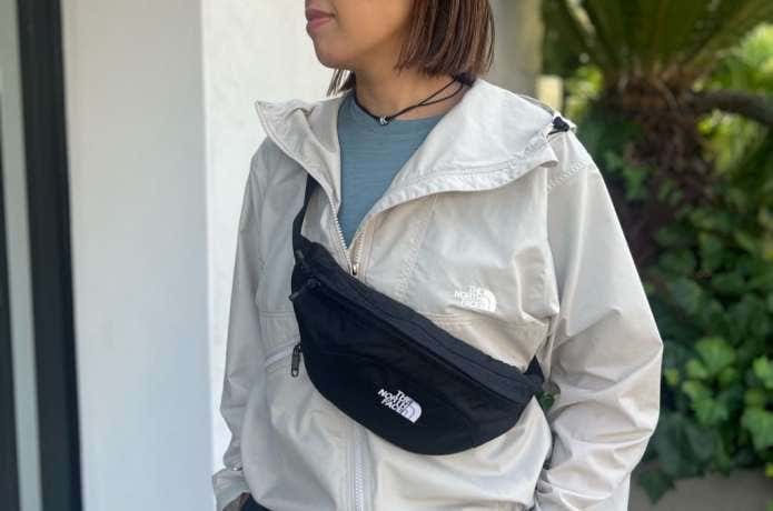 ザ・ノース・フェイスのウエストバッグを着用している人