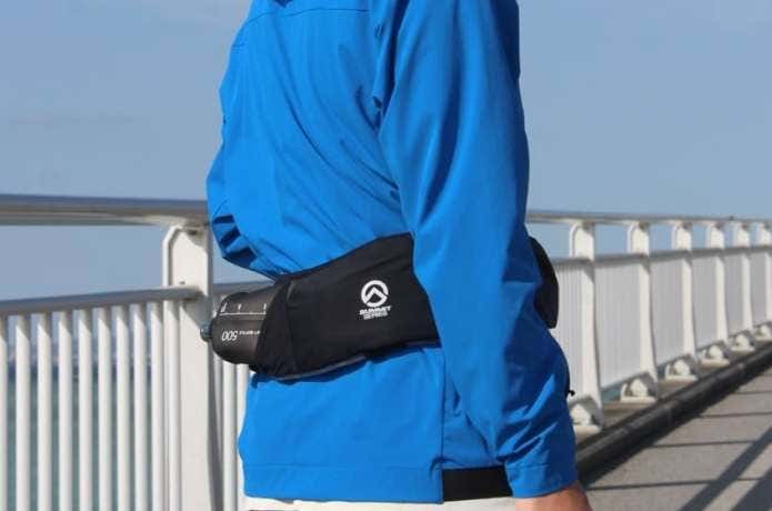 ザ・ノース・フェイスのウエストバッグを着用している人