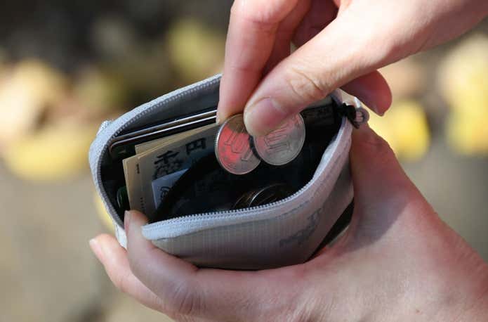 ザ・ノース・フェイスの財布
ヘイジーワレットを広げて中から小銭を取り出しているところ