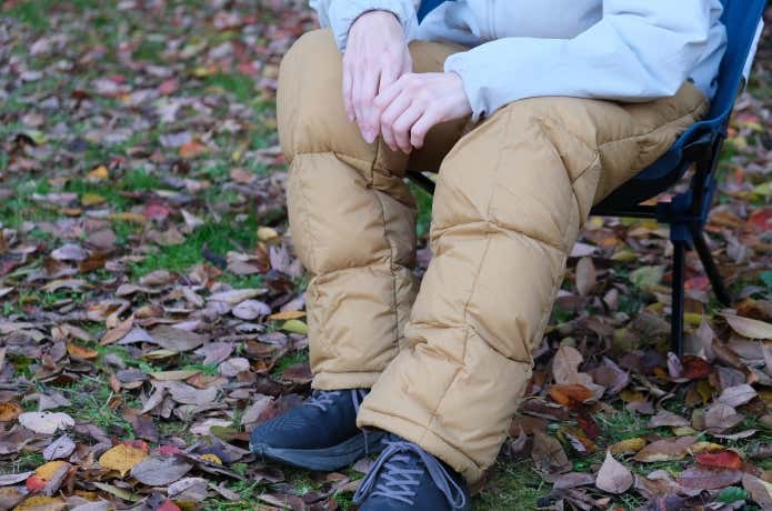 マウンテン パッカブル ボリュームダウンパンツ アウトドアシーンで着用