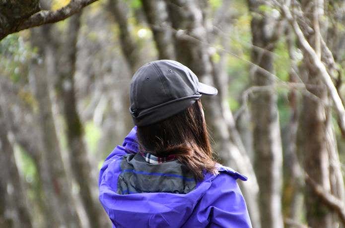 カリマーのウォームイヤーカバーキャップをかぶった女性の後ろ姿