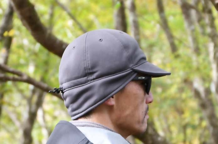 カリマーのウォームイヤーカバーキャップをかぶった男性の横顔のアップ