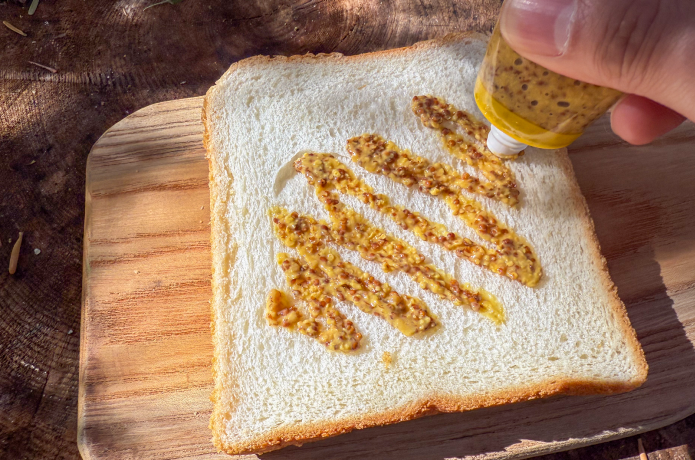 食パンにマスタードを塗る