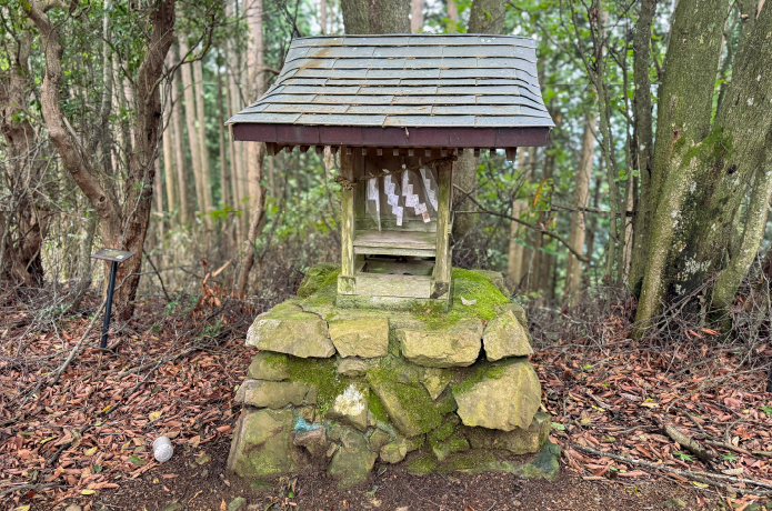 登山道で見かける祠
