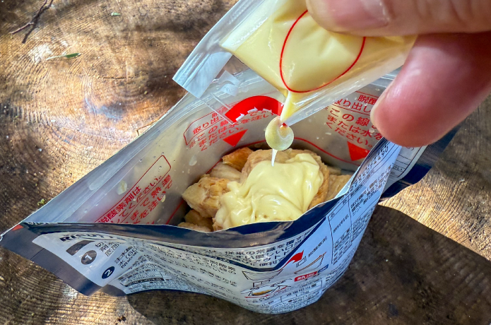 戻したリゾッタサラダチキンにマヨネーズを加える