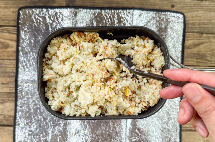 フライパンに油をひき、よく混ぜたすじ青のり香るポテトピュレを焼く