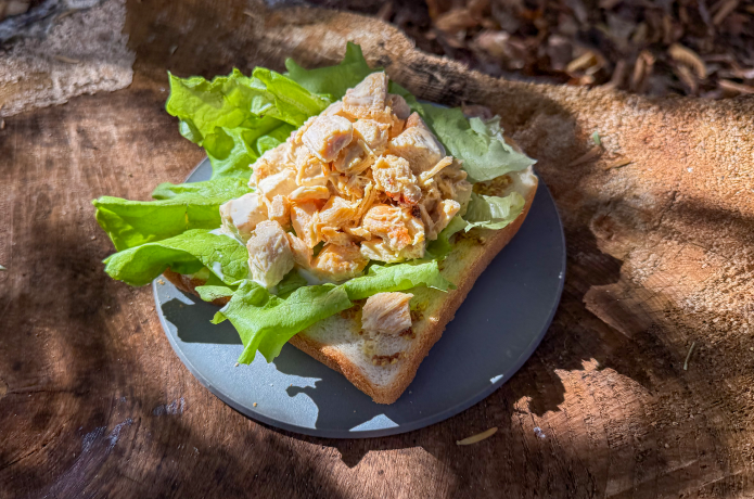 食パンにレタスとサラダチキンをのせる