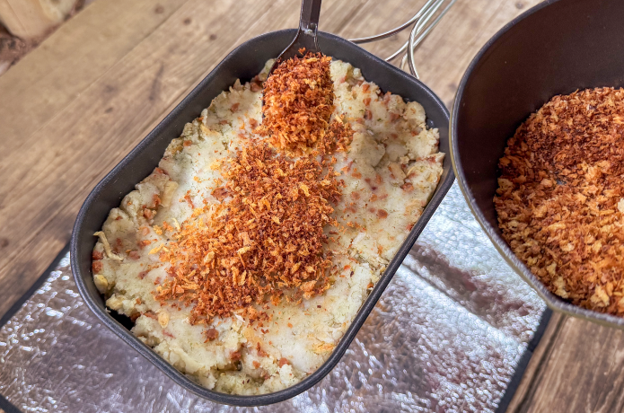 炒ったパン粉を敷き詰める