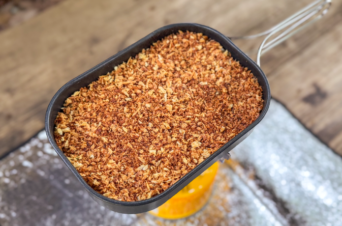 炒ったパン粉を敷き詰めた