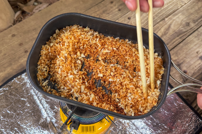 パン粉をきつね色になるまで炒る