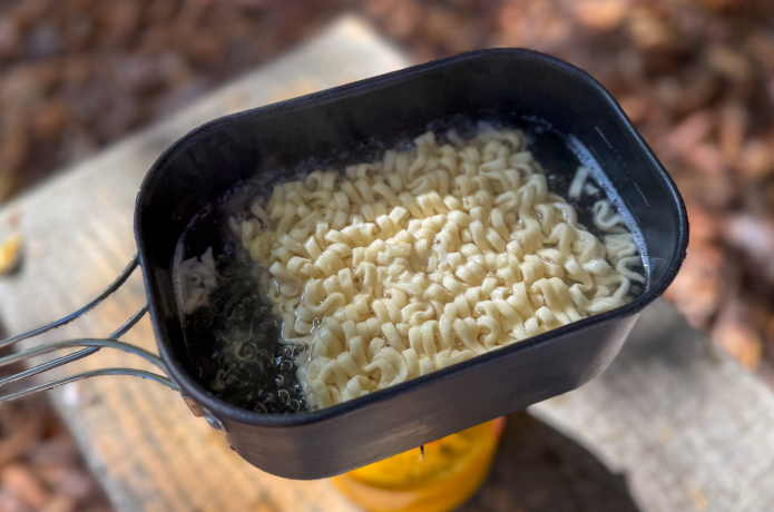 クッカーでうどんを茹でる様子